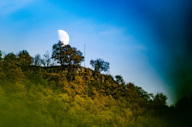 Der halbe Mond steigt über den Terlaner Vorberg auf.