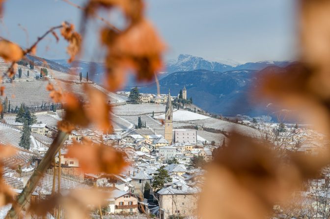 Blick zur Pfarrkirche Tramin im Winter