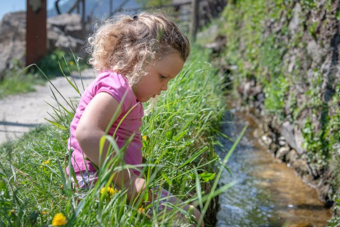 Zehen ins Wasser des Algunder Waalweg hinein srecken