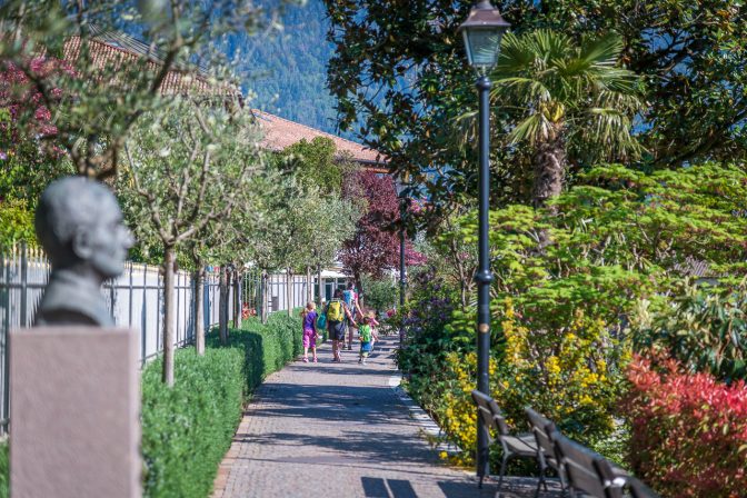 Zehen ins Wasser des Algunder Waalweg hinein srecken