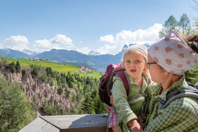 Immer wieder dürfen wir zu den Erdpyramiden hinüber schauen