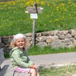 Anna auf einer Bank am Rittner Pyramidenweg