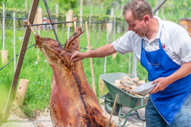 Lamm grillen beim biodynamischen Tröpftalhof