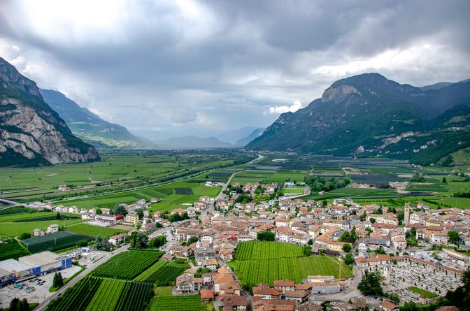 Blick über Salurn hinauf in das Südtiroler Unterland