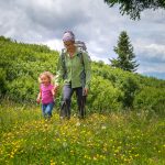 wandern durch blühende Almwiesen