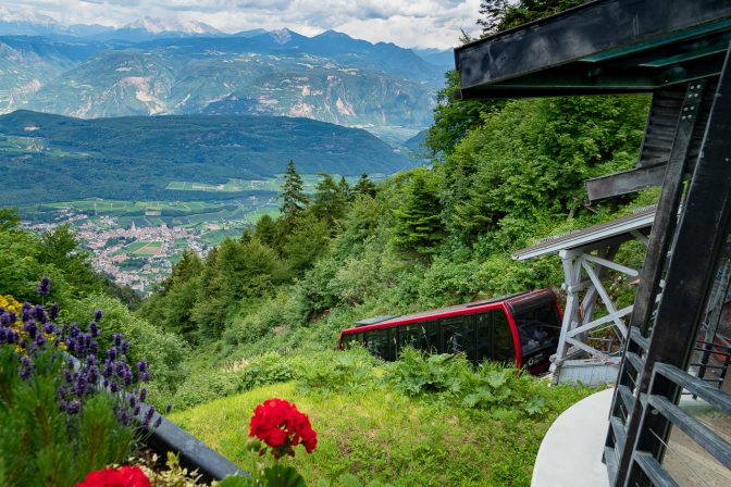 Die Standseilbahn Mendelbahn bringt Wanderer von Kaltern zum Mendelpass