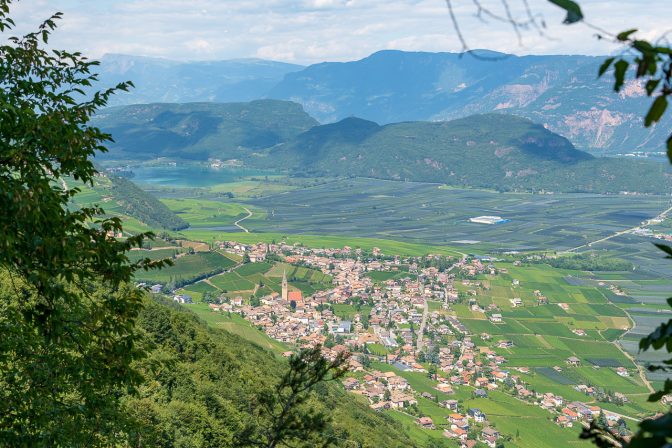 Blick am Ende des Lochweges hinunter auf Tramin und dem Kalterer See