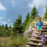 Hannes auf einer Treppe zum Laugensee