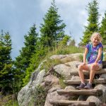 Lisa auf einer Treppe zum Laugensee