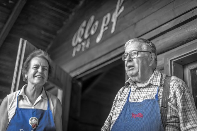 Toni Gamper mit Frau vor dem Bad Klopf Hütte