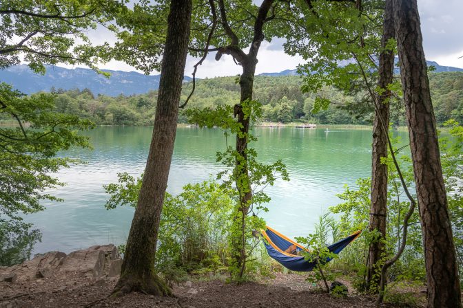 In der Hängematte entspannen am Kleinen Montiggler See