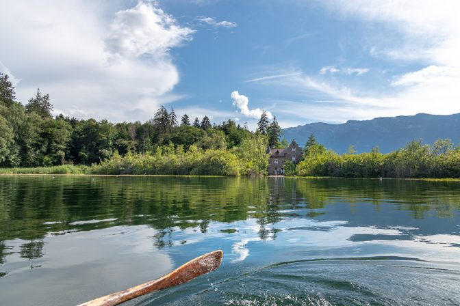 Schöner geht es nicht. Mit dem Ruderboot über den Großen Montiggler See und Blick zum Seeschlösschen