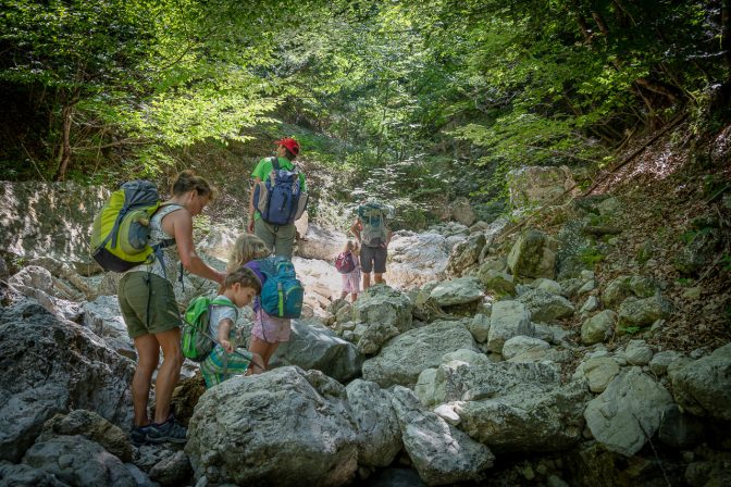 wandern im Bachbett des Rio San Pietro im Val di Non