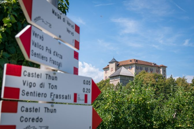 Wegweiser brauchen wir nun keinen mehr. Das Castel Thun liegt direkt vor unseren Augen.