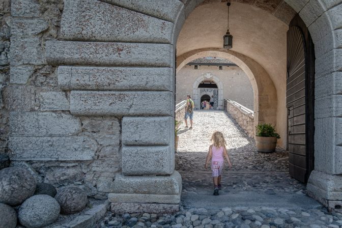 Durch das Spanisches Tor in Schloss Thun