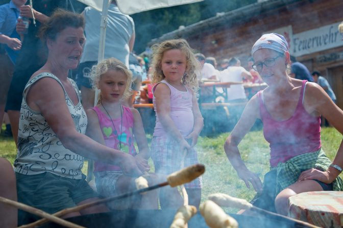 Brot backen über einem offenen Feuer, das ist schon etwas spezielles, da kann man auch mal etwas Gedut aufbringen.