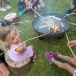 Brot über Feuerstelle backen