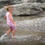 Anna beim Wasser laufen