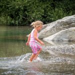 Anna beim Wasser laufen