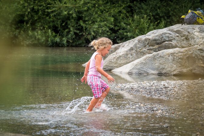 Kneippen, Wasser treten oder doch einfach nur spielend durch Wasser rennen?