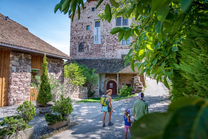 Museum Moos Schulthaus am Schulthauser Weg in Eppan Berg