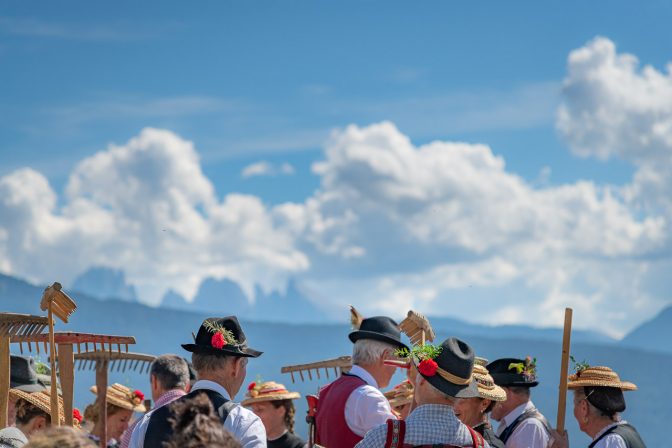 Bauern mit Rechen und Sense | im Hintergrund die Geislerspitzen