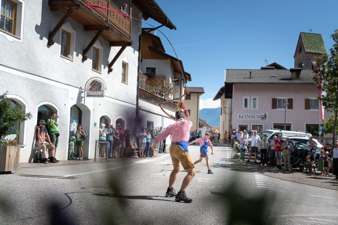 Goaslschnöller auf dem Dorfplatz von Latzfons