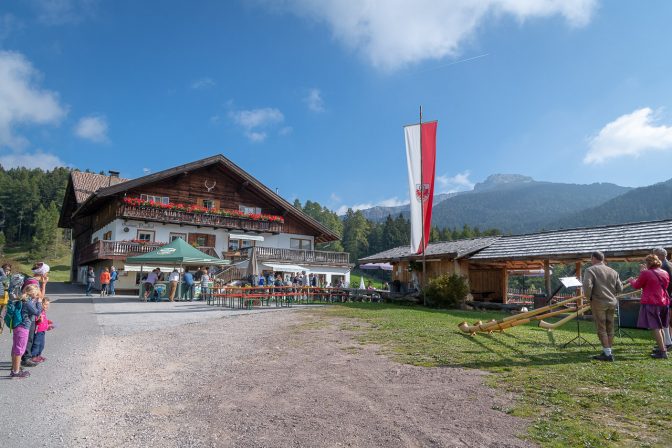 Alphornbläser vor dem Gasthaus Nigglhof in Radein