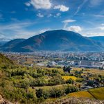 Blick auf das herbstliche Bozen vom Moritzinger Berg