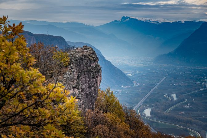 Blick über die Rosszähne nach Bozen mit der Sarner Scharte im Hintergrund