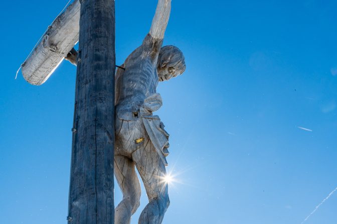 Das Gipfelkreuz auf der Seceda - ein geschnitzer Herrgott