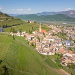 Tramin im Frühling mit Kalterer See im Hintergrund