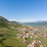 Tramin im Frühling mit Kalterer See im Hintergrund