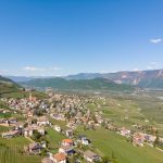 Tramin im Frühling mit Kalterer See im Hintergrund