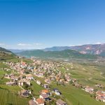 Tramin im Frühling mit Kalterer See im Hintergrund