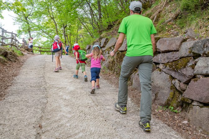 Steiler Anstieg zur Wehrburg Hocheppan hinaufDrei Burgen Wanderung in Eppan