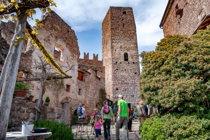 Im Innenhof der Burg Hocheppan