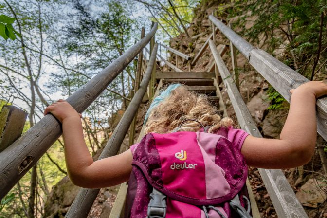 Eine steile Treppe verbindet die Burg Hocheppan mit Schloss Boymont