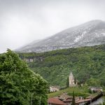 Blick über das St. Jakobkirchlein zum verschneiten Mendelgebirge