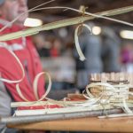 Korb flechten am Kunsthandwerksmarkt in Tramin