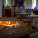 Kerzenlicht in der Kirche von San Caterina über dem Caldonazzosee