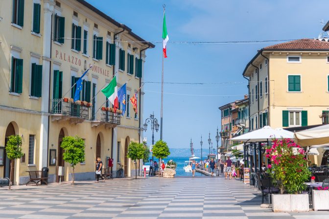 Der Hauptplatz Piazza Vittorio Emanuele in Lazise