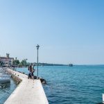 Auf dem Pier dem Segelboothafens von Lazise am Gardasee