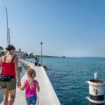 Auf dem Pier dem Segelboothafens von Lazise am Gardasee