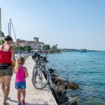 Auf dem Pier dem Segelboothafens von Lazise am Gardasee