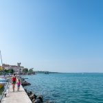 Auf dem Pier dem Segelboothafens von Lazise am Gardasee