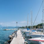 Auf dem Pier dem Segelboothafens von Lazise am Gardasee