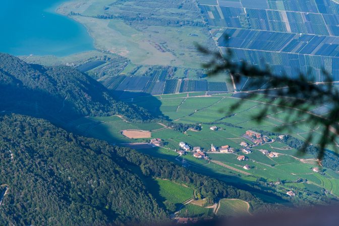 Blick auf die Traminer Fraktion Söll mit dem Kalterer See im Hintergrund