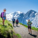 Wandern mit Blick auf die Marmolata