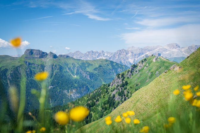 Blick auf den Col di Rusc mit Rosengarrtengruppe im Hintergrund